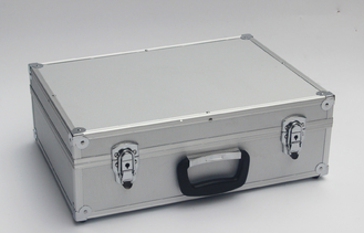 Srebrna aluminiowa walizka narzędziowa z wkładką z pianki Pick and Pluck